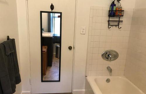 Secluded, Charming and Unique! Spacious Apartment EXCELLENT Central Location - Foto 15