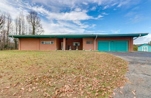 Mountain View and Fire Pit Modern Copperhill Home - Foto 38