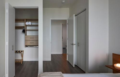 Lux Apts with Lake Views and Top Amenities - Foto 65