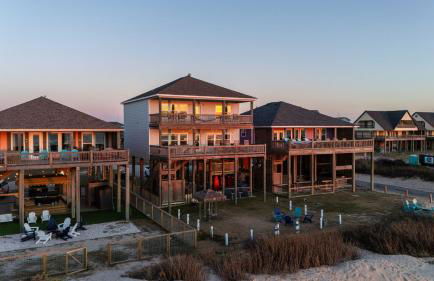 Noisywaves - Beachfront Paradise with Hot Tub, Yard, and Game Room - Foto 9