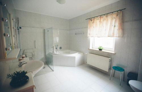 Große & voll ausgestattete Apartments, Studios, Doppelzimmer, Workspace, Parkplatz, Netflix, Prime & schnelles Wifi in ruhiger Lage mit Garten - Foto 8