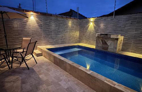 Casa com piscina garagem para 4 carros - Foto 1