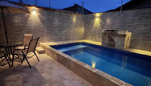 Casa com piscina garagem para 4 carros - Foto 1