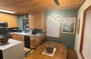 Modern Peaceful Nordic Cabin Near Lake with Pickleball-Basketball Court - Foto 9