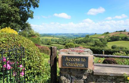 Shepherd's Watch Cottage - 5* Cyfie Farm with private hot tub - Foto 30