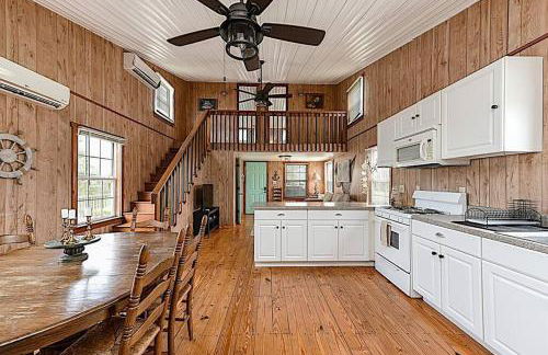 Shipwrecked Shack Waterfront House Boat on Land - Foto 22