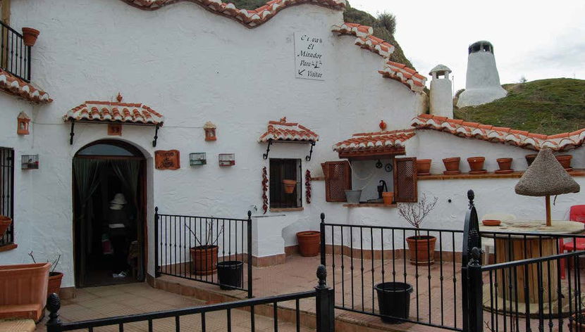 Tren turístico de Guadix - Foto 3, Visitando una casa-cueva típica de Guadix