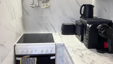 1st Floor Crescent Apartment - Foto 4, stove, toaster