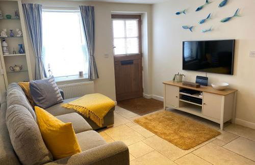 Reduced rates for this month! Beautiful cottage, 3 stories high with upstairs courtyard and set in an amazing location! The fantastic newly developed Town Mill with restaurants and craft shops on your doorstep Also only 2 minutes to the sea! , Sleeps 4 - Photo 17