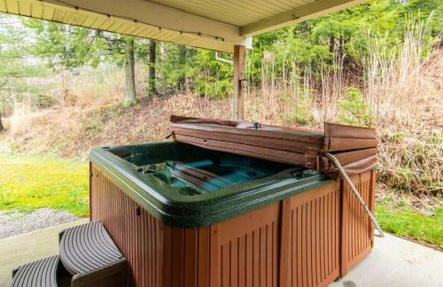Carries Cottage- Hot Tub, Firepit, Covered Deck - Foto 9