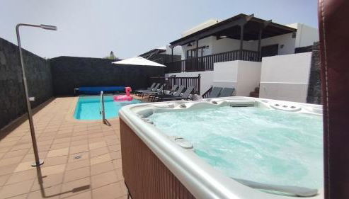 Stylish 6 Bedroom Villa Princesa - Hot Tub - Heated Pool - Near Beach & Waterparks - Foto 5