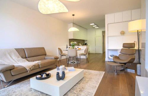 Two Bedroom Luxury Apartment - Balcony with View of Notre Dame - Photo 10