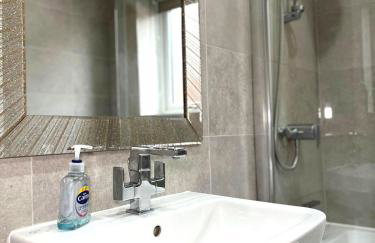 Ideal 4-bed home sleeps 7 - Nr Trafford Ctr & M60 - Foto 62