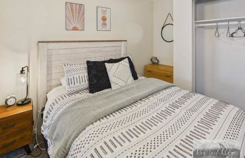 Main St New with AC Monthly stays Charming Cottage KING BED - Foto 17