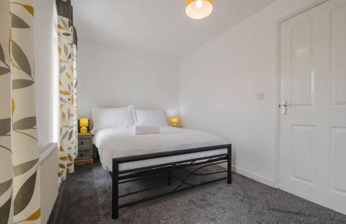 Charming House with Free Parking - Photo 18