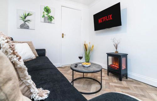 J&J stays 5 bedroom detached house in Peterborough with parking - Photo 2