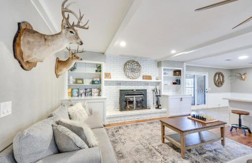 Deck and Views Spacious Lake House Escape - Foto 4