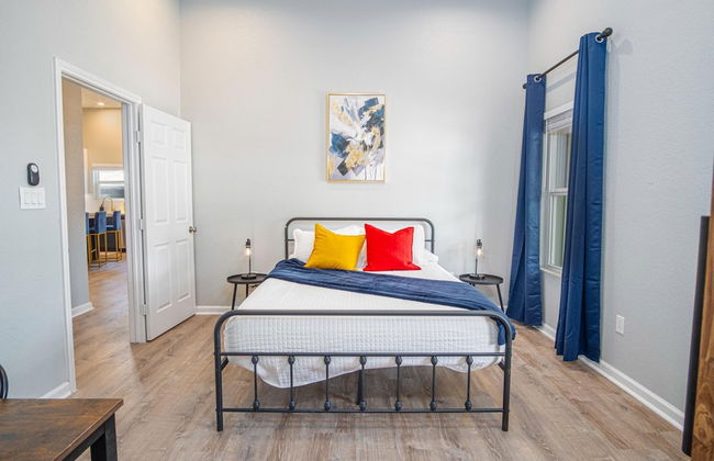 Seize the Moment 4BR 3BA Gem w Downtown Views - Foto 12