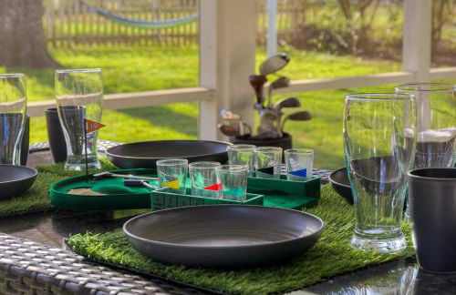 5min drive to AN Golf Club l Pet-Friendly l Big Backyard, BBQ & Fun Activities - Foto 13