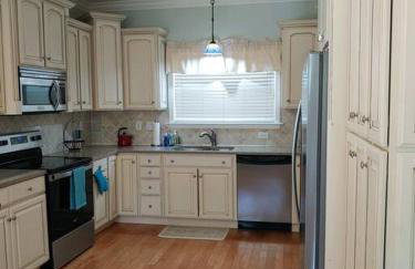 Stylish 2 bedroom home Steps from private beach - Foto 2