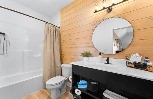 The Luxx - ALL NEW / 4 BD / Poolside / Hot Tub / Lake View - Foto 16