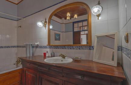 Large, converted farmhouse with pool - Foto 11