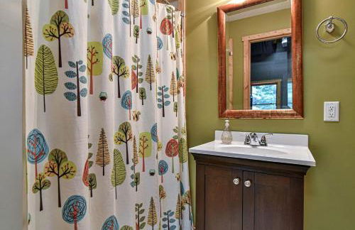 Stunning Mountain Cabin with Hot Tub and Game Room Near Asheville in Old Fort, NC - Foto 25