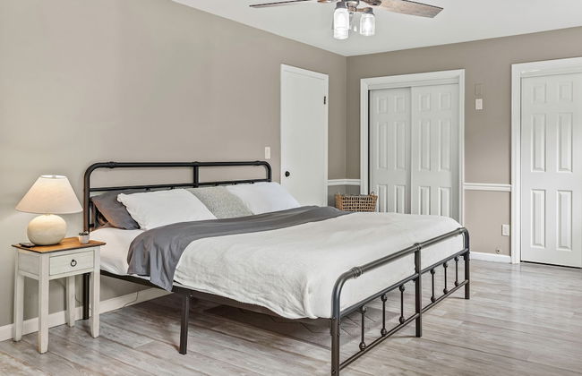 The Evergreen Escape by Avantstay Modern Cabin w Volleyball Court Hot Tub - Foto 23