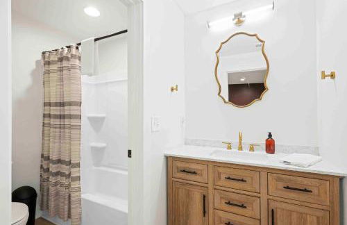 4BR, 2 & half Bath, Hot Tub, Private Parking, Near Ark - Foto 19