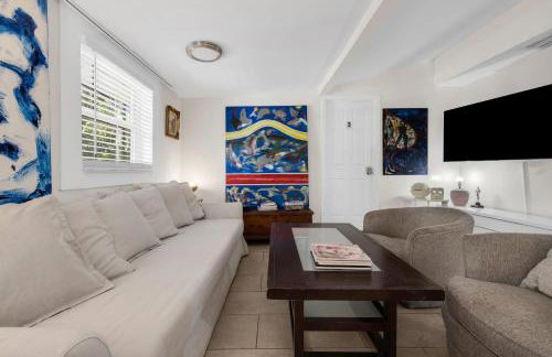 Artful Home Near Design District - Photo 14