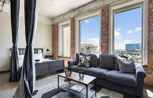 Downtown Dallas Gorgeous 3 BD, Pool & Gym - Photo 9