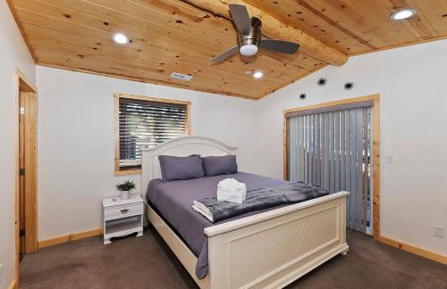 Stylish Elysian Big Bear Cabin w Enclosed backyard - Photo 3