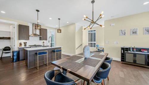 Modern 4-Story 3-BR Townhome with Rooftop Lounge - Foto 3