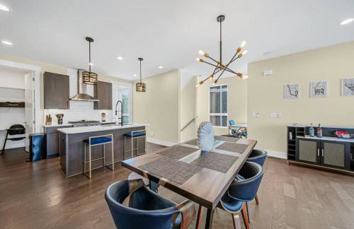 Modern 4-Story 3-BR Townhome with Rooftop Lounge - Foto 3