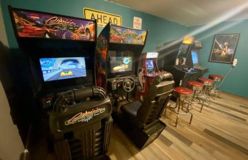 Amazing House with Pool, Arcade, Hot Tub and More - Accomodates 16 guests - Photo 10