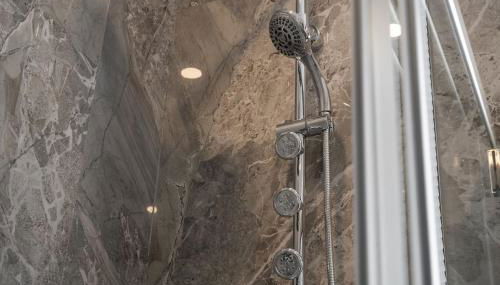 PFR Suites - Highland, 3BR 2BA Shadyside Condo, Penthouse Unit, 2 Decks, Off-Street Parking, 4th Floor Walkup - Foto 2