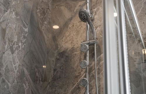 PFR Suites - Highland, 3BR 2BA Shadyside Condo, Penthouse Unit, 2 Decks, Off-Street Parking, 4th Floor Walkup - Foto 18