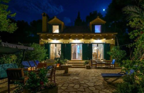 Deluxe Villa Sirena on the beach with Pool - Photo 48