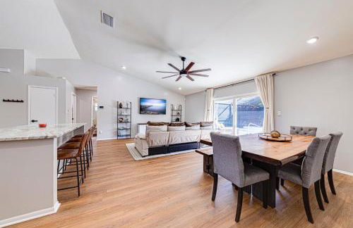 Beautiful home, centrally located to Parks with Pool - Foto 9