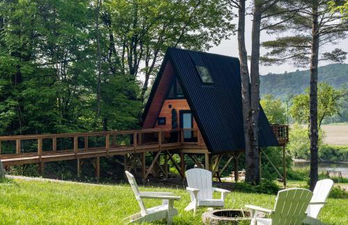 Designer A-Frame Treehouse with hot tub on river - Foto 23