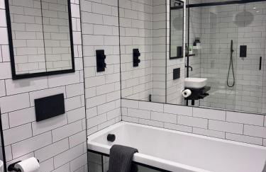 Central 2-Bed Apartment with Balcony & Parking - Foto 7