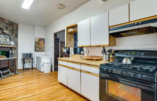 Great for Gatherings! Lakefront Ticonderoga Villa - Foto 13