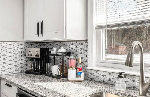 Warm & Comfy 2BR, Huge Backyard, Great Location! - Photo 56