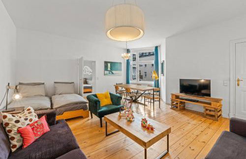 TheWilhelmshavener Group Apartment, group & family friendly, 100m2, 2BR, 1 living room, huge table, ideal for 4 - 6 Guests - Photo 1