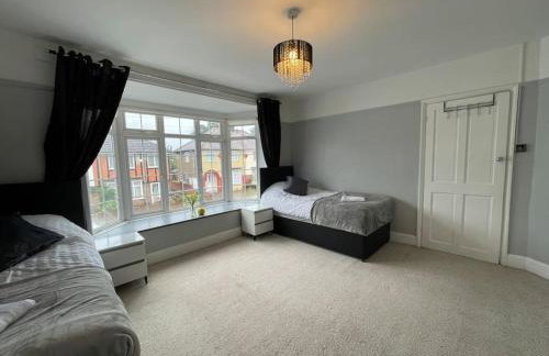 Luxurious Detached Holiday House Free Parking near Airport Town Centre Railway Station - Foto 21