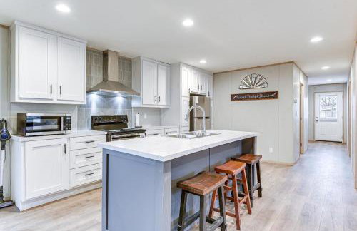 Hudson Oaks Country Creekside Home Hot Tub and Deck - Photo 3