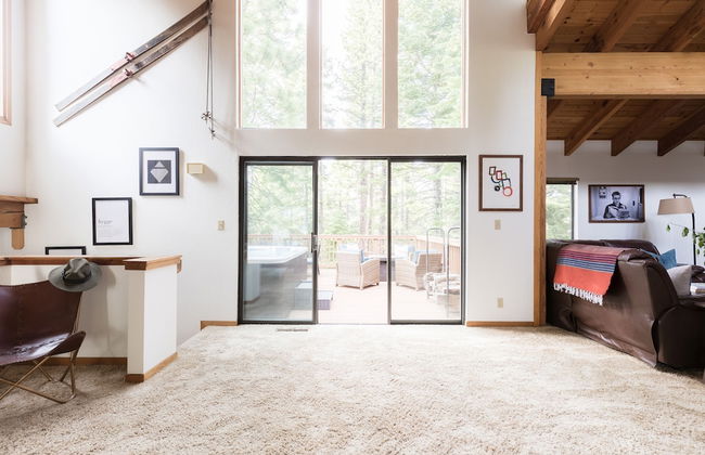 Wolfe by Avantstay 5mins Northstar w Hot Tub Fireplace 2 Private Decks - Photo 10