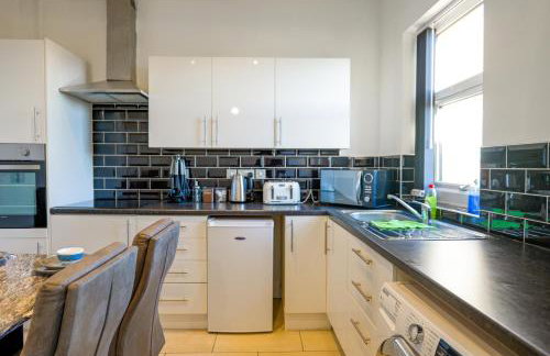 Zeenat Central Bury - Modern 2BR with Free Parking Sleeps 6 - Foto 26