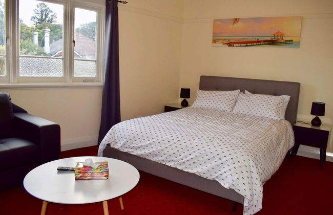 Comfortable 3 Bedroom Apartment In Trendy Haberfield - Photo 9