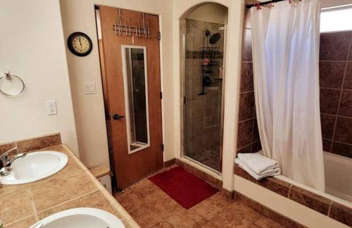 Home near Balloon Fiesta Park! - Photo 4